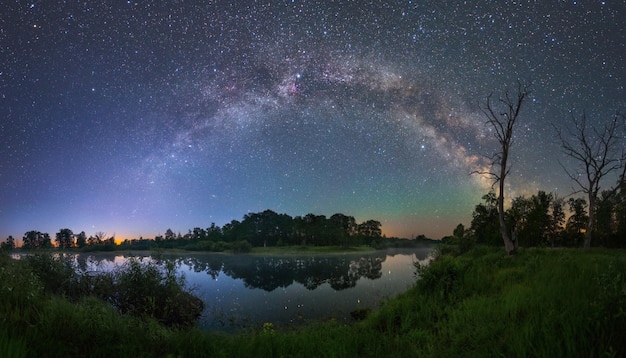 Paisaje nocturno estrellado