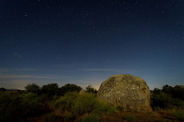 Paisaje nocturno con luz de luna en el Área Natural de Barruecos Extremadura España