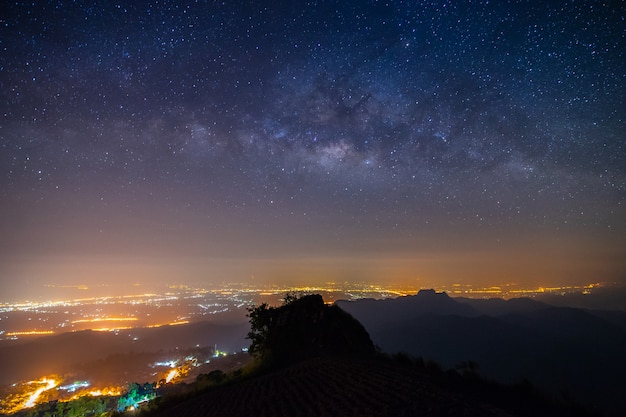 Paisaje nocturno de montaña y vía láctea fondo galaxia