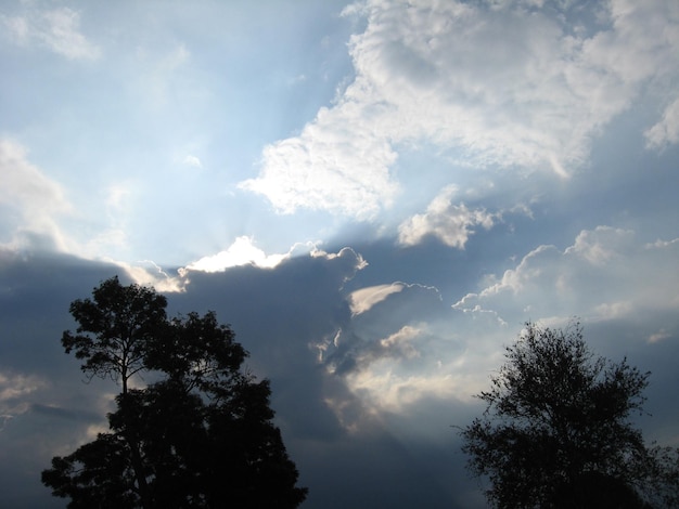 Foto paisaje nocturno con nubes