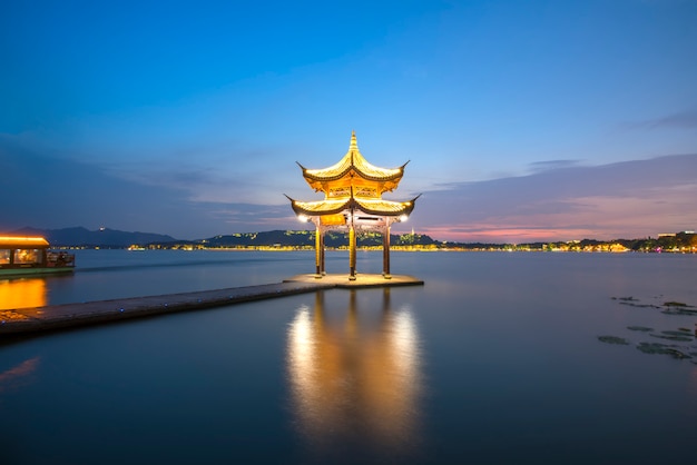 Paisaje nocturno del paisaje arquitectónico antiguo en West Lake, Hangzhou