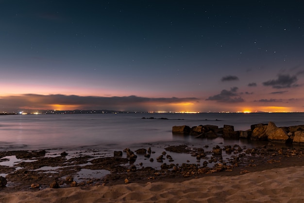 Paisaje nocturno de playa mediterránea.