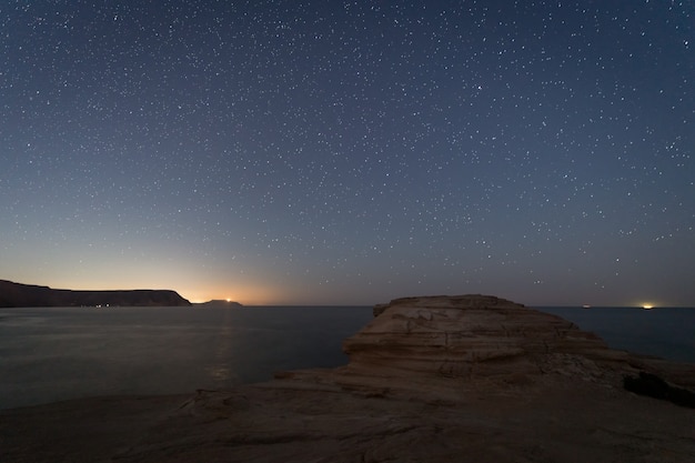 Paisaje nocturno en la playa