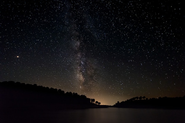 Paisaje nocturno con la Vía Láctea cerca de Granadilla. Extremadura España.