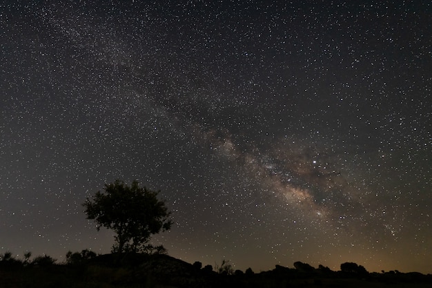 Paisaje nocturno con la Vía Láctea cerca de Malpartida de Cáceres. Extremadura España.