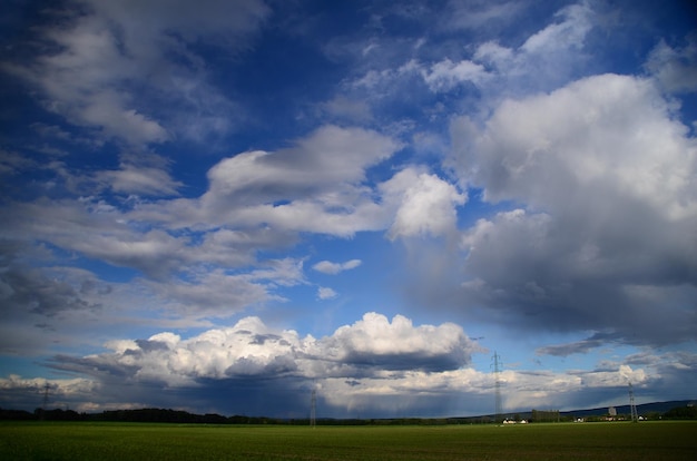 Paisaje con nubes en el cielo