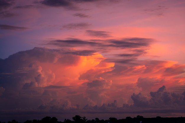 Paisaje de nubes contra el cielo durante la puesta de sol
