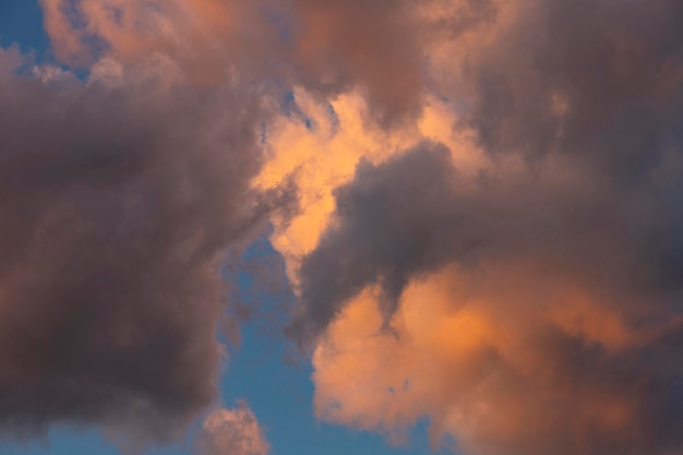 Paisaje de nubes Cúmulos de verano rosados y marrones en un cielo azul durante la puesta de sol Fondo de pantalla