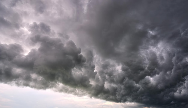 Paisaje de nubes ominosas oscuras que se forman en el cielo tormentoso durante una fuerte tormenta