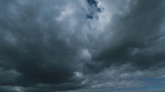 Paisaje de nubes oscuras lluvioso natural cielo oscuro día nublado nubes hinchadas en formación