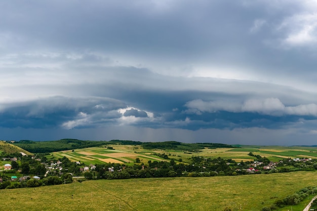 Paisaje de nubes oscuras que se forman en el cielo tormentoso durante la tormenta sobre el área rural