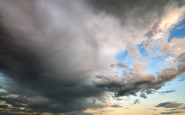 Paisaje de nubes oscuras que se forman en el cielo tormentoso durante la tormenta.