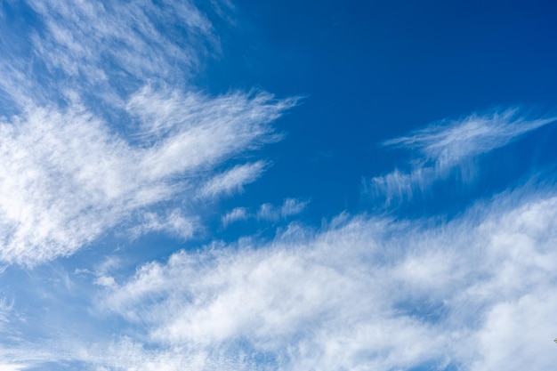 Foto paisaje de nubes sobre fondo de cielo azul