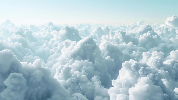 Paisaje de nubes suaves y esponjosas con un toque de cielo azul mirando a través