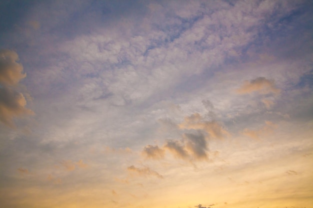 Paisaje de nubes tranquilas al amanecer o al anochecer en el cielo de Michigan