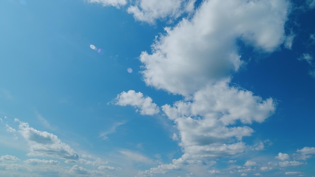 Foto paisaje de nubes con varios tipos de nubes sobre un fondo de cielo azul capas semitransparentes en diferentes