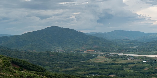 Foto paisaje con nubespunto con vistas al paisaje de laos