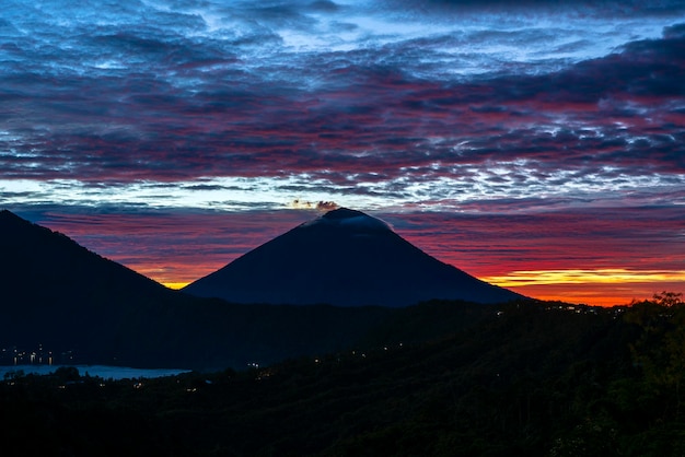 Paisaje nublado con silueta de montañas volcánicas al amanecer Bali Indonesia