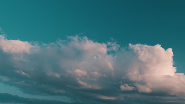 Foto el paisaje nuboso de nubes cumulus se mueve y cambia con diferentes formas nubes blancas hinchadas y esponjosas