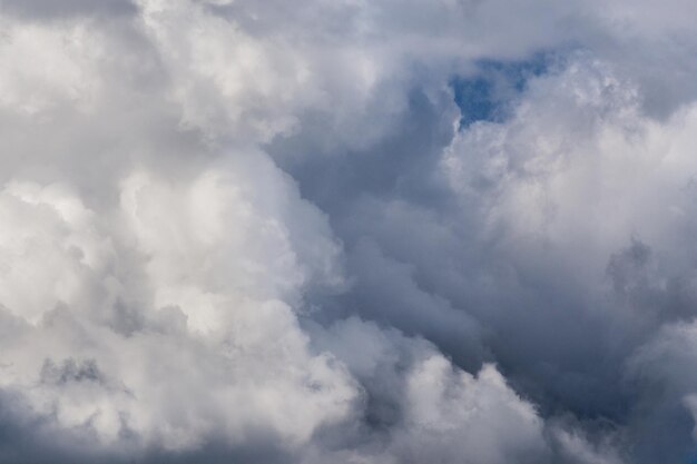 Paisaje nuboso de primer plano de tormenta entrante a la luz del día de marzo en Europa continental Capturado con teleobjetivo de 200 mm