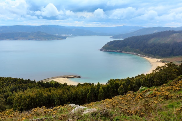 El paisaje del Océano Atlántico y la costa de la península de Estaca de Bares. Vista nublada de verano. Provincia de A Coruña, Galicia, España.