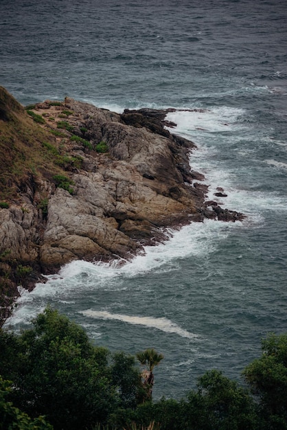 El paisaje de la ola en la bahía rocosa.