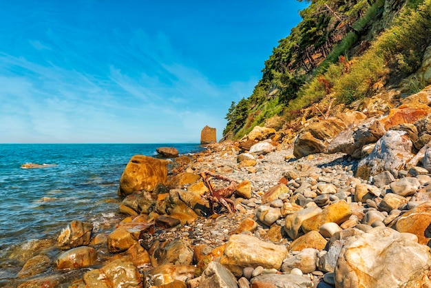 Foto paisaje de la orilla del mar y la roca parus en praskoveevka