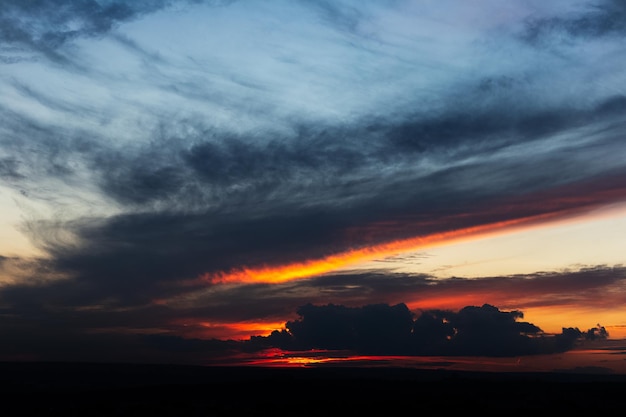 Paisaje oscuro de la hermosa puesta de sol con nubes Fondo natural