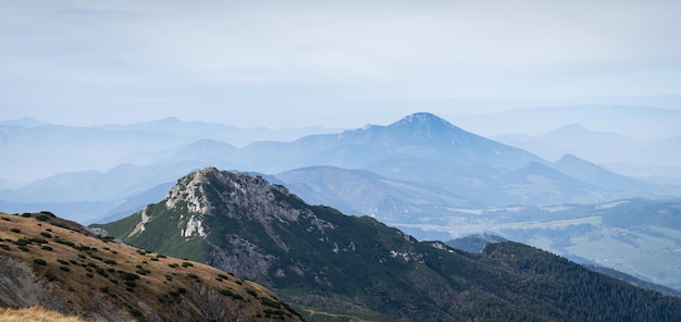 Paisaje otoñal con bosques de montañas y más montañas en un fondo brumoso eslovaquia europa