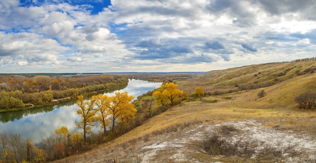 Paisaje otoñal en las colinas del río Don. Vista del estanque sobre un fondo de cielo nublado.