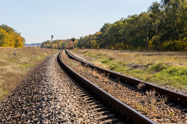 Paisaje otoñal con ferrocarril y robledal