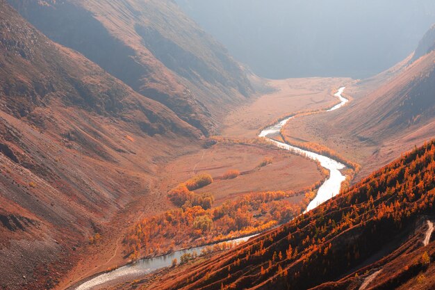 Paisaje otoñal de la garganta del río Chulyshman en las montañas de Altai, Siberia, Rusia