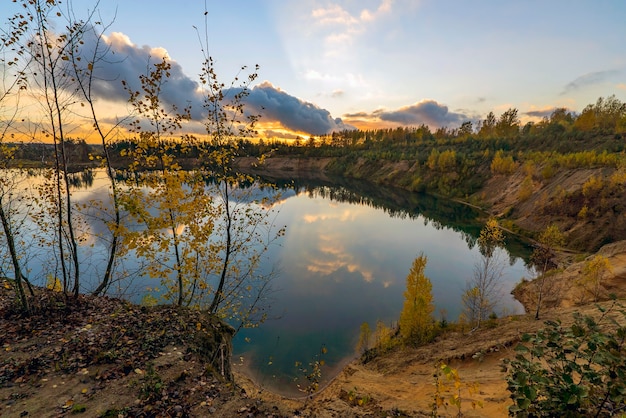 Paisaje otoñal con hermosas nubes sobre el lago al atardecer. Región de Leningrado.