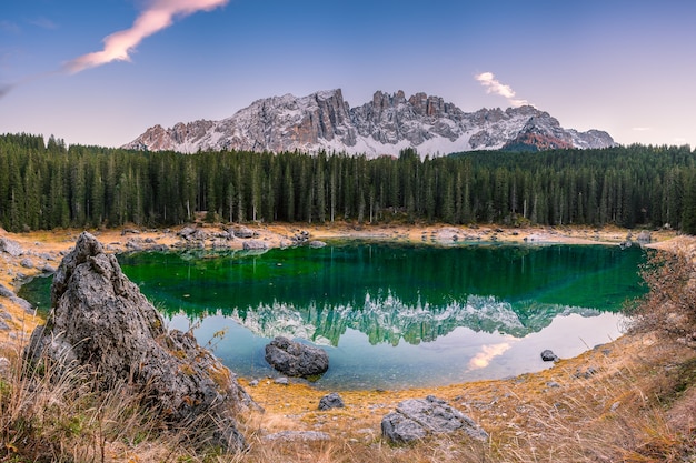 Paisaje otoñal con lago, bosque y montañas