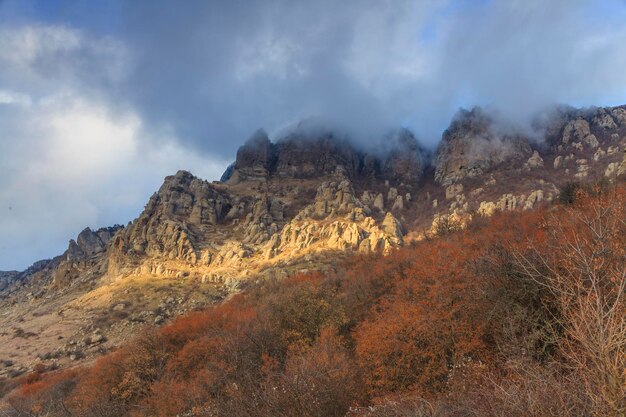 Paisaje otoñal en una montaña Espectacular y pintoresca escena matutina Hermosa puesta de sol con un cálido resplandor Crimea Demerdzhi