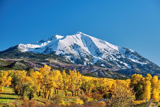 Paisaje otoñal del Monte Sopris en Colorado