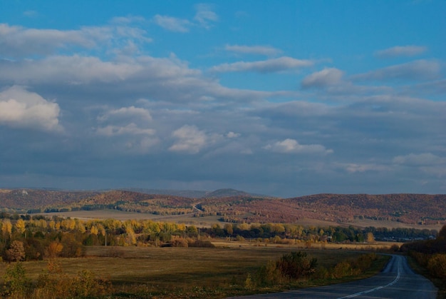 Paisaje otoñal en los Montes Urales República de Bashkortostán Rusia