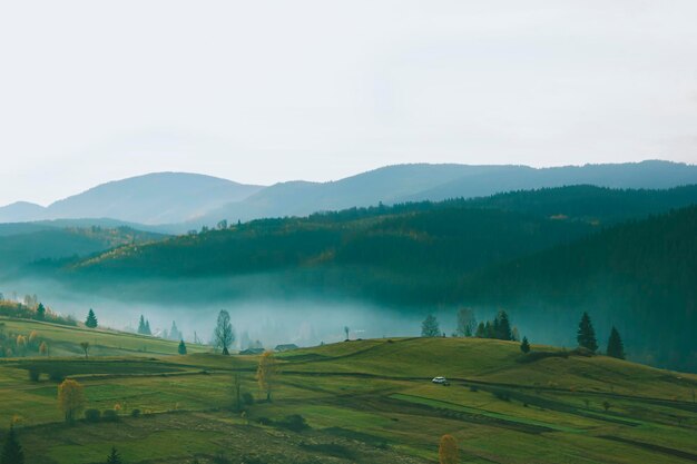 Paisaje otoñal con niebla en las montañas