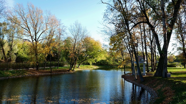 Paisaje otoñal de un parque de la ciudad con un río.