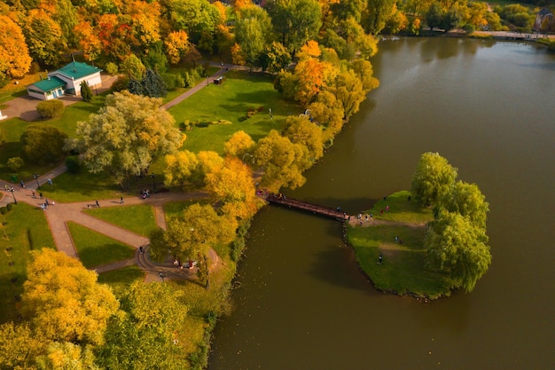 Paisaje otoñal en el parque Loshitsky en Minsk BielorrusiaOtoño dorado