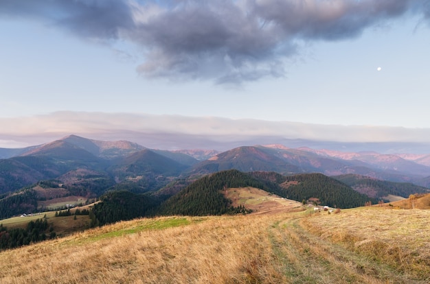 Paisaje otoñal en el pueblo de montaña. El camino de la cresta. Cárpatos, Ucrania, Europa