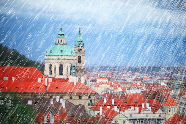 paisaje otoñal en la república checa / lluvia en Praga, techos rojos, vista panorámica de Praga en otoño lluvioso, clima frío