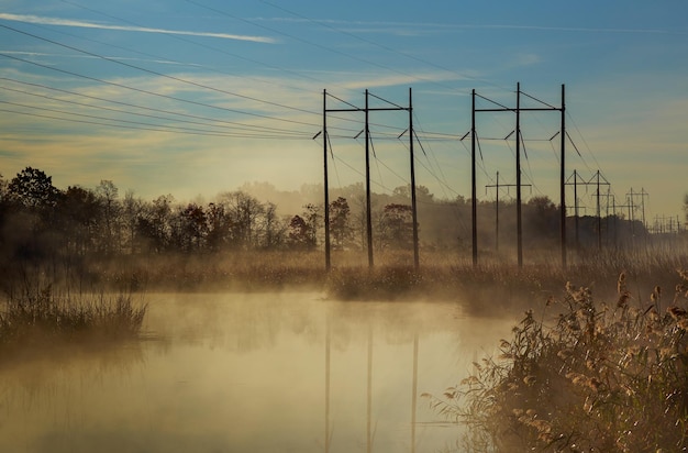 Paisaje otoñal río neblina tarde otoño niebla cielo río