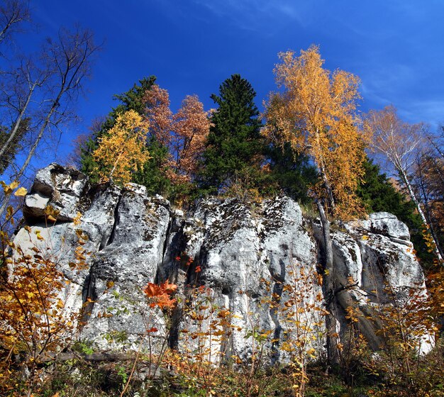 paisaje otoñal con roca en los montes Urales Rusia