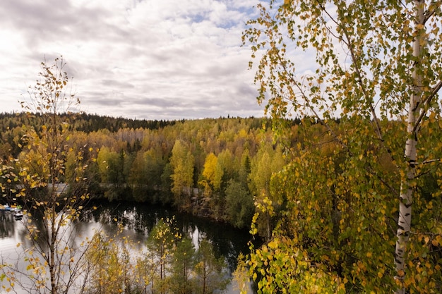 Paisaje de otoño en el Parque de la Montaña Ruskeala en Karelia