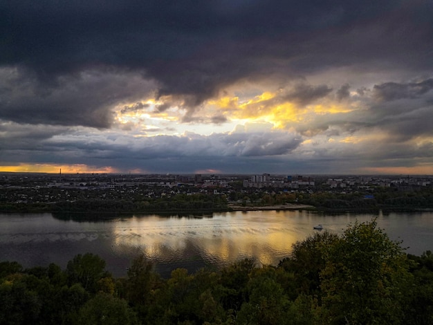 paisaje de otoño. Vista del río y la Gran Ciudad. Grandes nubes grises, lluvia. Caminar al aire libre