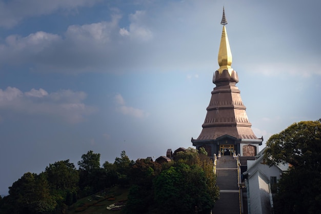 Paisaje de pagoda en la montaña Inthanon en un día soleado