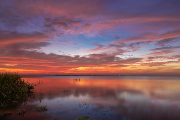 Paisaje paisaje de hermoso cielo naranja