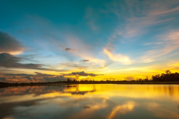 Paisaje paisaje lago con cielo azul y puesta de sol