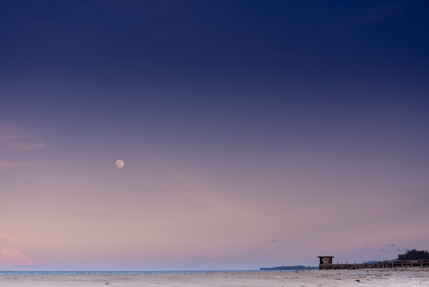 Paisaje, paisaje marino playa de arena blanca La atmósfera de la tarde, la puesta del sol, puede ver claramente la luna.